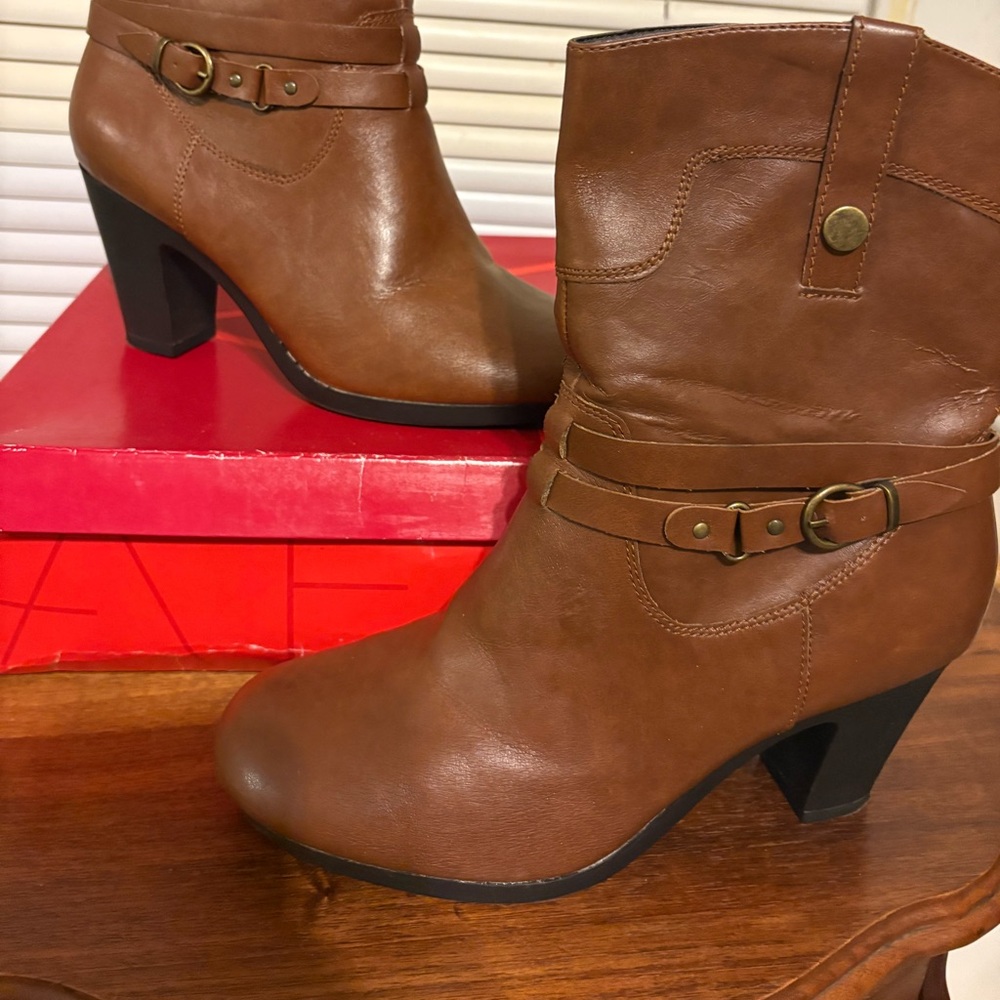 Aerosoles Boots for Women 9.5 Brown Serial port